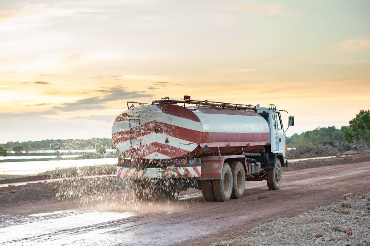 Caminhão pipa: conheça os modelos